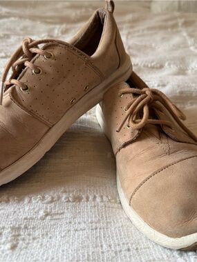 Women’s Toms Casual Lace-Up Sneakers in Tan